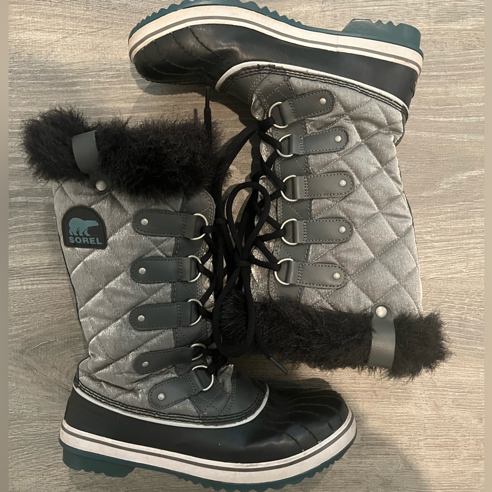 Sorel Women’s snow boots with faux fur (size 9)